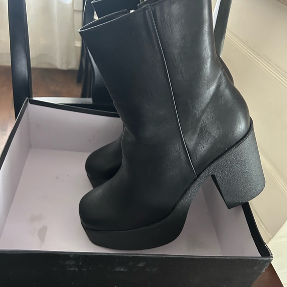 Chic Black Platform Heeled Boots - Picture 4 of 4